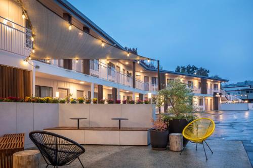 a building with chairs and tables in a courtyard at Hotel Lumberjack - Sonora in Sonora