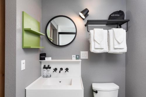 a bathroom with a white sink and a mirror at Hotel Lumberjack - Sonora in Sonora