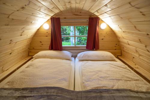 Llit o llits en una habitació de Bahlmann's Radwelt & Freizeitresort