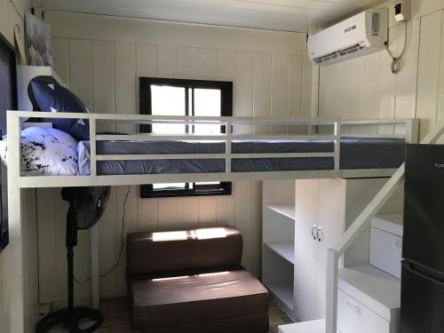 Zimmer mit Etagenbett und 2 Etagenbetten in der Unterkunft Gensan Hostel in General Santos