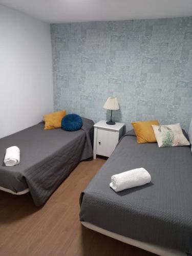 マドリードにあるAPARTAMENTO PLAZA MAYORのベッド2台が隣同士に設置された部屋です。