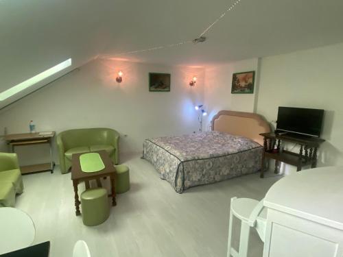 Habitación con 1 dormitorio con 1 cama y TV. en Apartment Gajic, en Belgrado