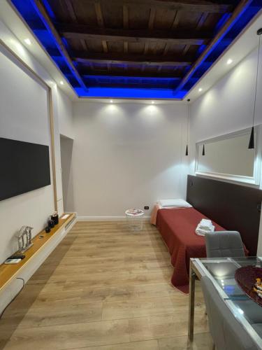 Zimmer mit einem Bett und einem TV an der Wand in der Unterkunft Elian Apartament In The Center of Rome in Rom