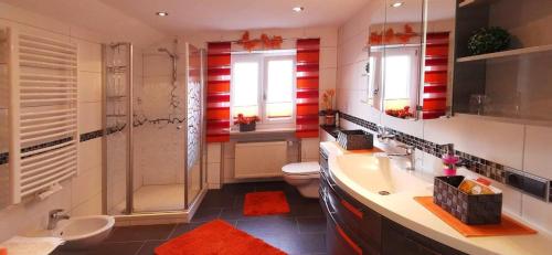 ein Bad mit einer Dusche, einem Waschbecken und einem WC in der Unterkunft Landhaus Simon in Gleißenberg