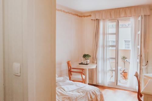 una camera con un letto, un tavolo e una finestra di Villa Toscana Warszawa a Varsavia