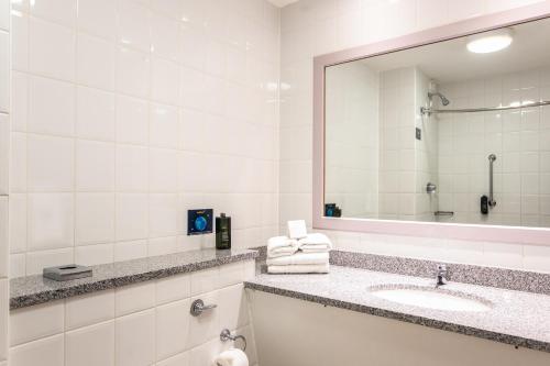 Ванная комната в Maldron Hotel & Leisure Centre, Oranmore Galway