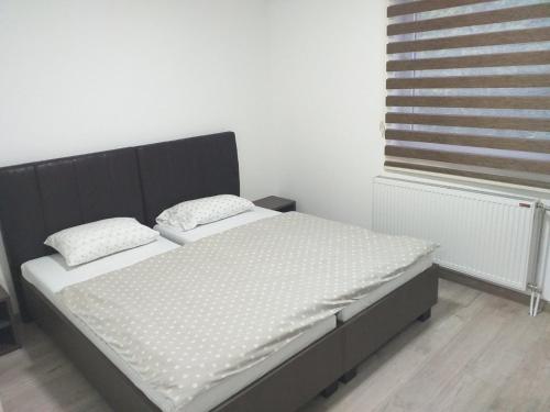 Giường trong phòng chung tại Apartmani Dojčinović