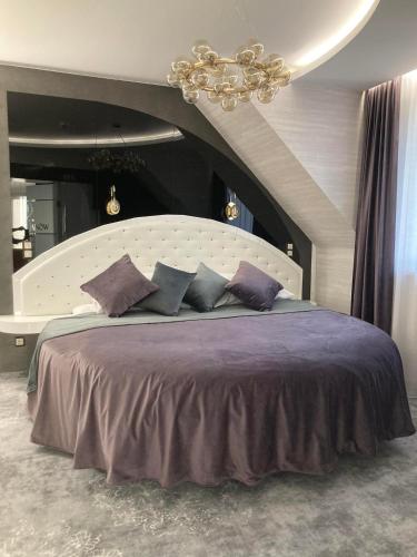 Katil atau katil-katil dalam bilik di Hotel Janów