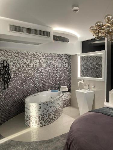 Bilik mandi di Hotel Janów