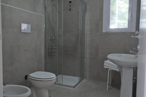 un bagno con doccia, WC e lavandino di Hotel Paradiso a Noventa