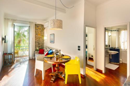 comedor y sala de estar con mesa y sillas en Casa Gloria, en San Remo