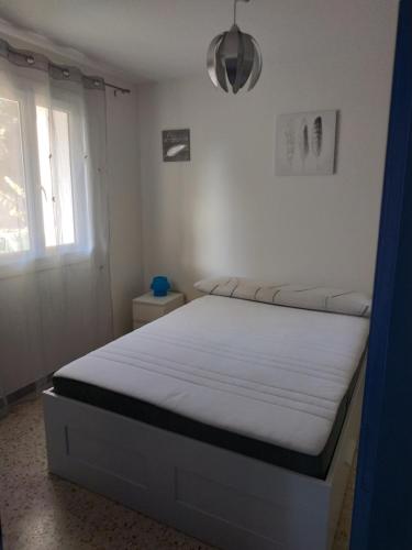 une chambre avec deux lits et une fenêtre dans l'établissement Six Fours les Plages T2, à Six-Fours-les-Plages