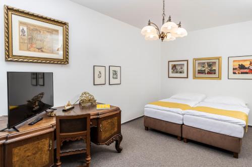 a bedroom with a desk and a bed and a desk sidx sidx sidx at APARTMÁNY VILA LIBĚNA in Ostrava