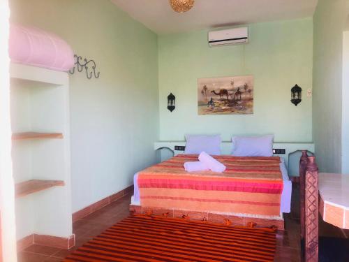 Riad Hotel Les Flamants tesisinde bir odada yatak veya yataklar
