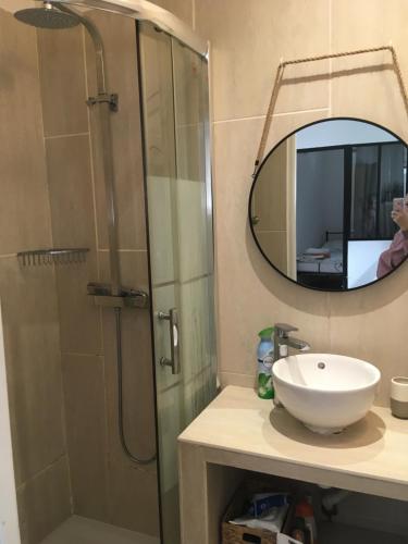 une salle de bain avec une douche, un lavabo et un miroir dans l'établissement Cozy house with parking and garden, à Nice