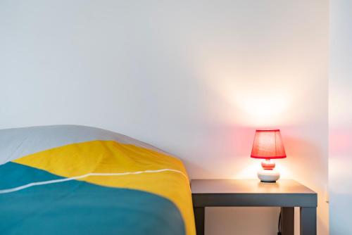 Ein Bett oder Betten in einem Zimmer der Unterkunft Gite Le Carpe Diem - Classé 3 étoiles - Parking, wifi, jeux société