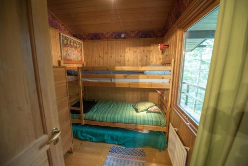 EdsbrukにあるHuset Söderskogen - SWEEDS Loftahammarのキャビン内の二段ベッド2台が備わる客室です。