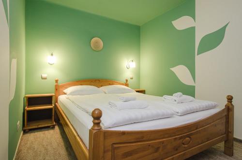 um quarto com uma cama grande e paredes verdes em Sylana Flat em Budapeste