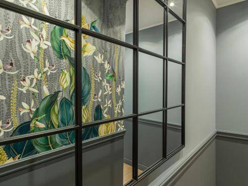 - une fenêtre dans une chambre avec un rideau dans l'établissement The Blue King Suite, à Paris