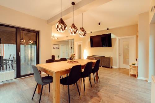 - une salle à manger avec une table et des chaises en bois dans l'établissement Selters Guesthouse, à Lueta