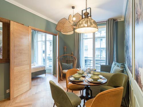 une salle à manger avec une table et des chaises dans l'établissement Nature and Haven of Peace Apartment, à Paris