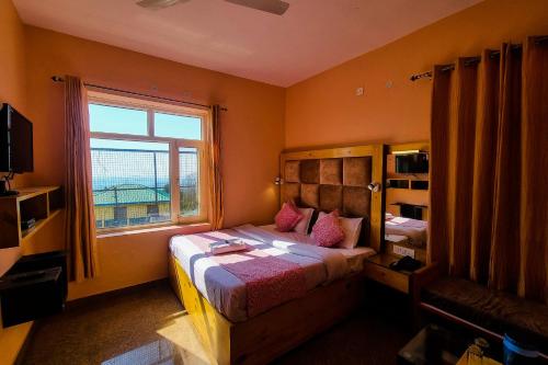 Postel nebo postele na pokoji v ubytování JK Hotel Dharamshala