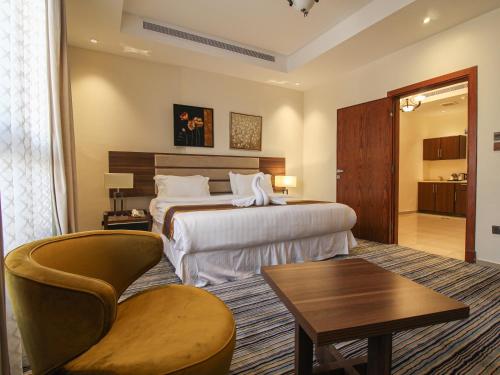 Friesian Hotel Suites tesisinde bir odada yatak veya yataklar