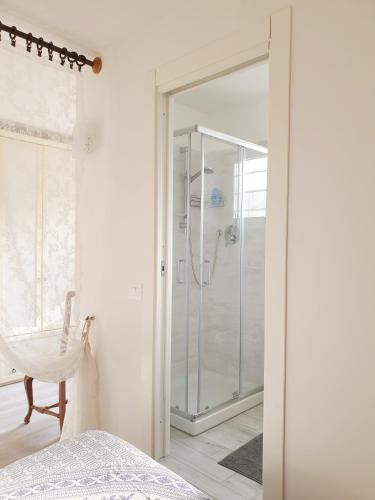 a white bathroom with a glass shower backdoor at CA del CARMINE in Florence