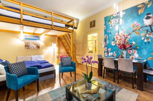 Posedenie v ubytovaní Cherry Blossom Designer Apartment in the Center With Free Parking