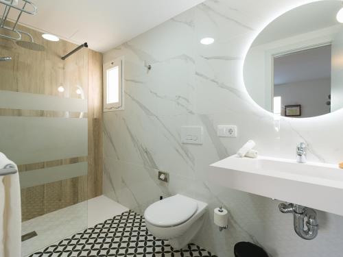 Kúpeľňa v ubytovaní HomeForGuest Moderno Apartamento con piscina en Corralejo