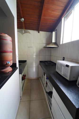 Hostel caminho da Cachoeira tesisinde mutfak veya mini mutfak