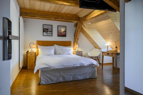 A bed or beds in a room at Les Montagnards