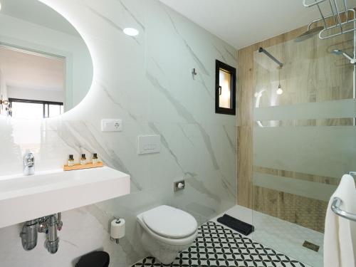 Vonios kambarys apgyvendinimo įstaigoje HomeForGuest Moderno Apartamento en Corralejo