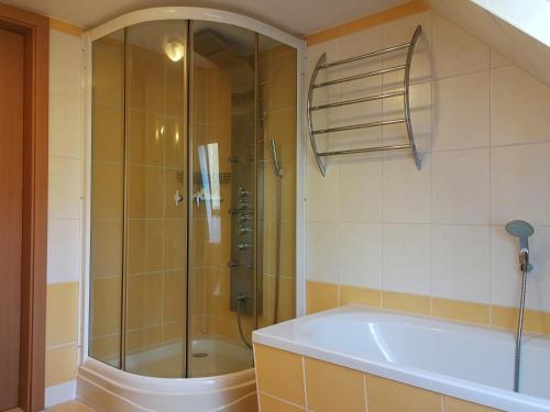 Das Bad ist mit einer Dusche und einer Badewanne ausgestattet. in der Unterkunft Ferienwohnung Brandmuehle in Bad Schlema