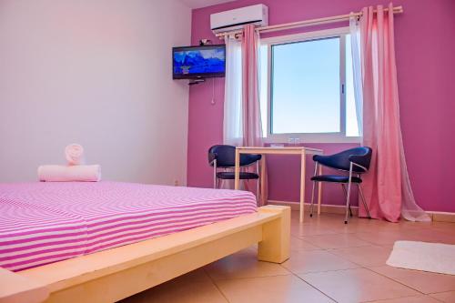 Кровать или кровати в номере Cambria Hotel