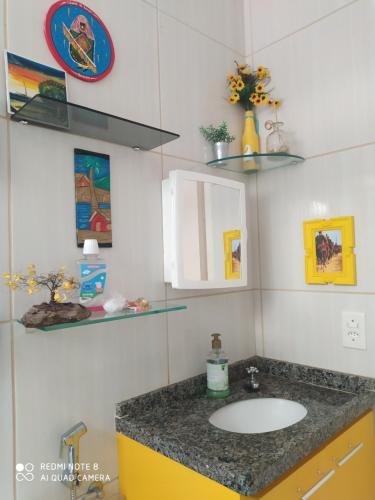 uma casa de banho com um lavatório e uma bancada em Verona em Paulista