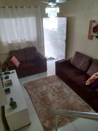 ein Wohnzimmer mit einer Couch und einem Couchtisch in der Unterkunft Casa de Férias in Guarujá