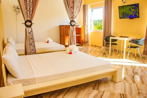 Кровать или кровати в номере Cambria Hotel