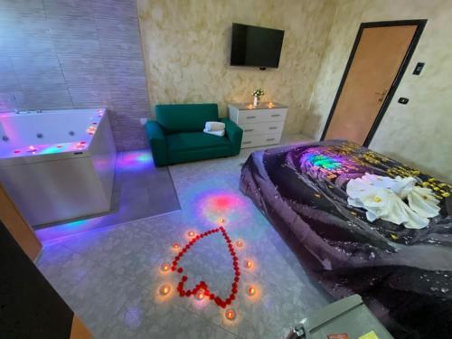 sypialnia z łóżkiem z oświetleniem na podłodze w obiekcie Hotel Napoleon-Cuore w mieście Qualiano