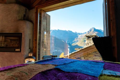 キアヴェンナにあるRes Albert - Chalet con Vista sulle Montagneの山の景色が見える窓のある寝室
