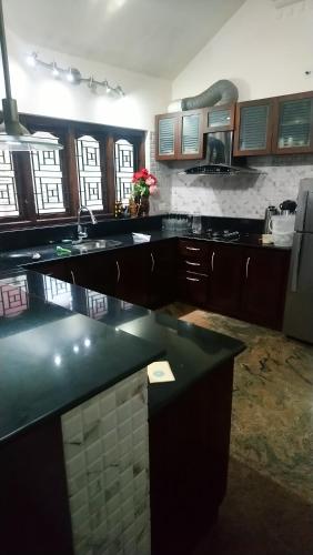 Kuchyň nebo kuchyňský kout v ubytování Ben's Villa Kannur !