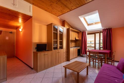 ein Wohnzimmer mit einem Sofa und einem Tisch in der Unterkunft Residence Saint-Vincent in Saint Vincent