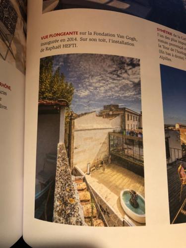 un livre avec une photo d'un bâtiment dans l'établissement Maison Terrasse Beauduc, Arles, à Arles