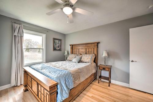 Ένα ή περισσότερα κρεβάτια σε δωμάτιο στο Home with Yard 8 Mi to French Broad River Park
