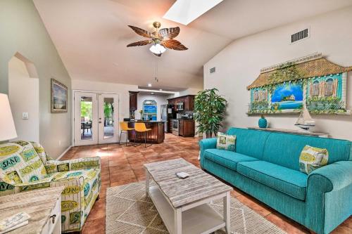Χώρος καθιστικού στο Port Charlotte Retreat with Heated Pool and Spa!