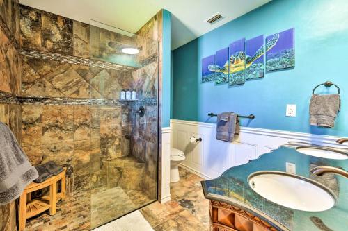 Vannituba majutusasutuses Port Charlotte Retreat with Heated Pool and Spa!