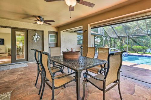Πισίνα στο ή κοντά στο Port Charlotte Retreat with Heated Pool and Spa!