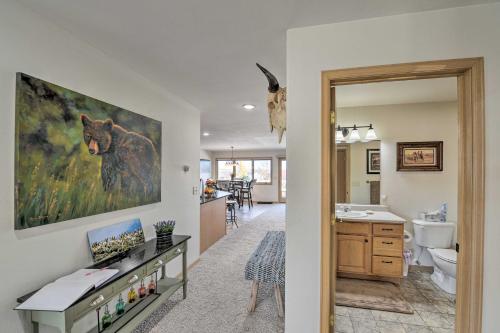 uma sala de estar com casa de banho com pintura de urso na parede em Outdoor Enthusiasts Retreat with Hot Tub, Deck em Lander
