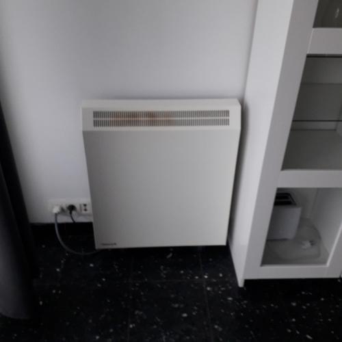 eine weiße Wand mit einer Heizung in einem Zimmer in der Unterkunft Gaviota in Middelkerke