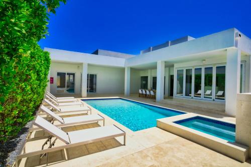 GRAND Modern villa 6-Bedroom Brand New Heated Jacuzzi